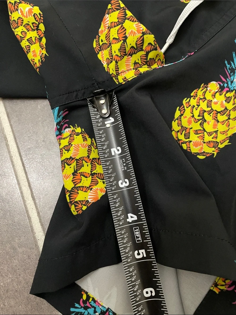 Chubbies 5.5”The Pineapple Sundaes Swim Trunks Size Large